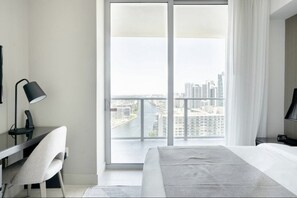 2 chambres, bureau, fer et planche à repasser, lit de bébé portatif