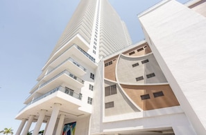 Un bâtiment moderne à étages, doté de grandes fenêtres et d’une architecture originale.