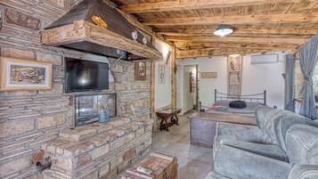 Familienhaus, Mehrere Schlafzimmer, 2 Bäder (Rustic Home Izabel) | 2 Schlafzimmer, Bügeleisen/Bügelbrett, kostenloses WLAN, Bettwäsche