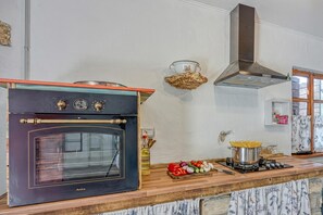 Familie huis, meerdere slaapkamers, 2 badkamers (Rustic Home Izabel) | Privékeuken | Een koelkast, een oven, een kookplaat, een vaatwasser