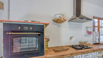 Familie huis, meerdere slaapkamers, 2 badkamers (Rustic Home Izabel) | Privékeuken | Een koelkast, een oven, een kookplaat, een vaatwasser