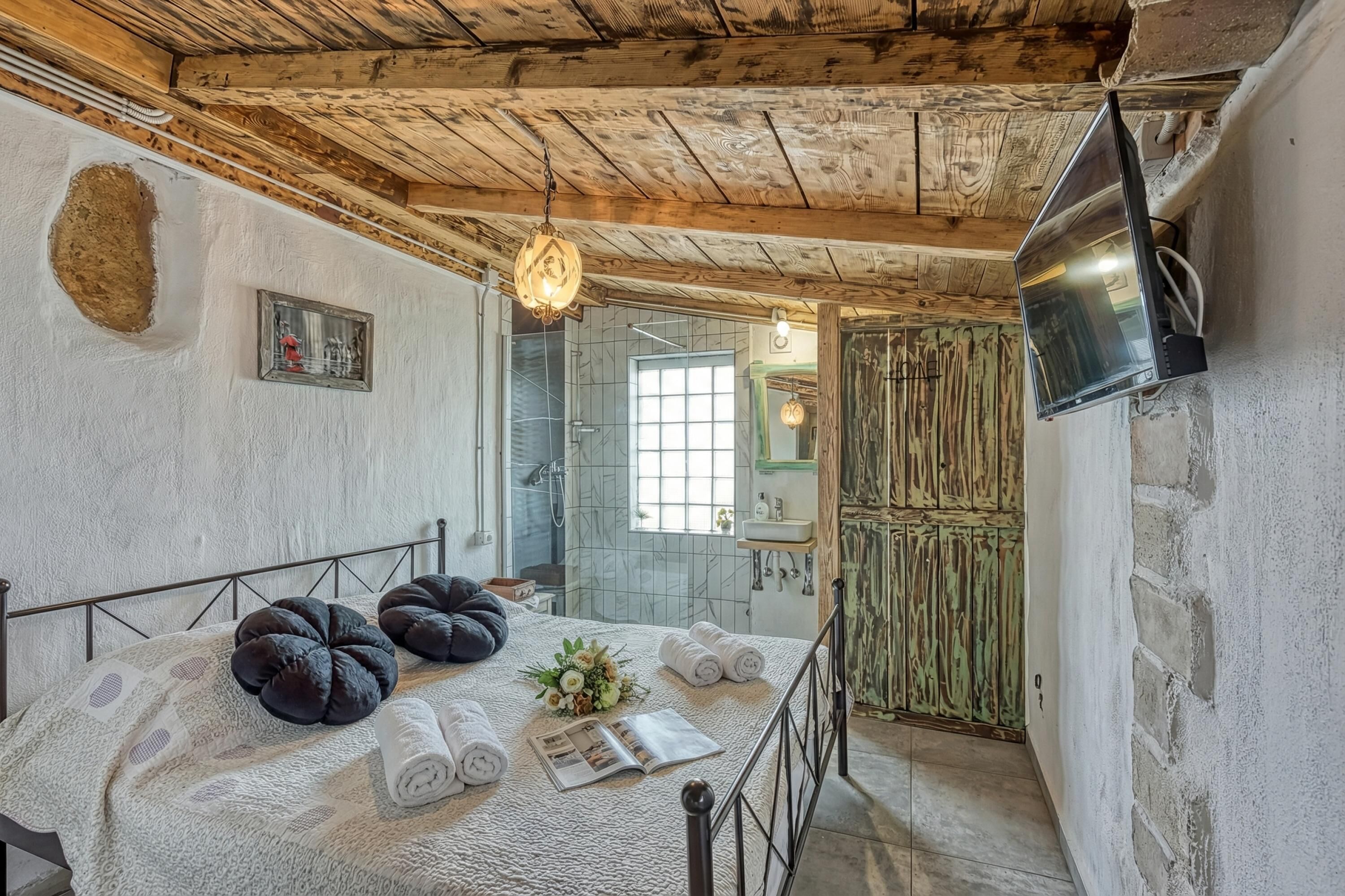 Familiehus, flere soverom, 2 bad (Rustic Home Izabel) | Bad | Kombinert dusj/badekar, håndklær, såpe og sjampo