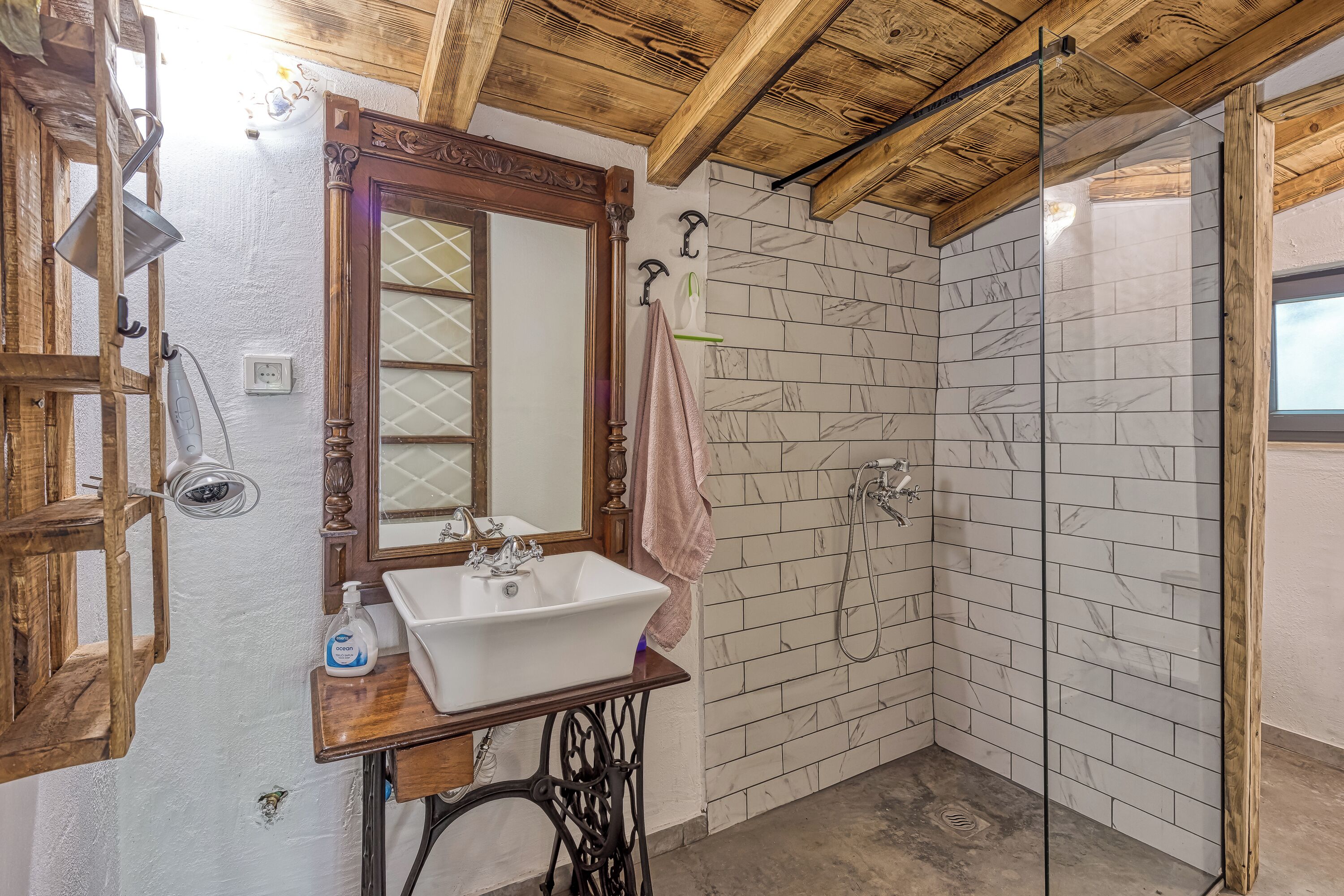 Familienhaus, Mehrere Schlafzimmer, 2 Bäder (Rustic Home Izabel) | Badezimmer | Duschwanne, Handtücher, Seife, Shampoo