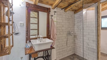 Familienhaus, Mehrere Schlafzimmer, 2 Bäder (Rustic Home Izabel) | Badezimmer | Duschwanne, Handtücher, Seife, Shampoo