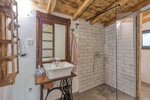 Family House, Multiple Bedrooms, 2 Bathrooms (Rustic Home Izabel) | Bathroom | Combined shower/tub, towels, soap, shampoo - Rustic Home Izabel (Pazin)