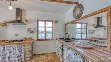 Familiehus, flere soverom, 2 bad (Rustic Home Izabel) | Eget kjøkken | Kjøleskap, ovn, kokeplater og oppvaskmaskin