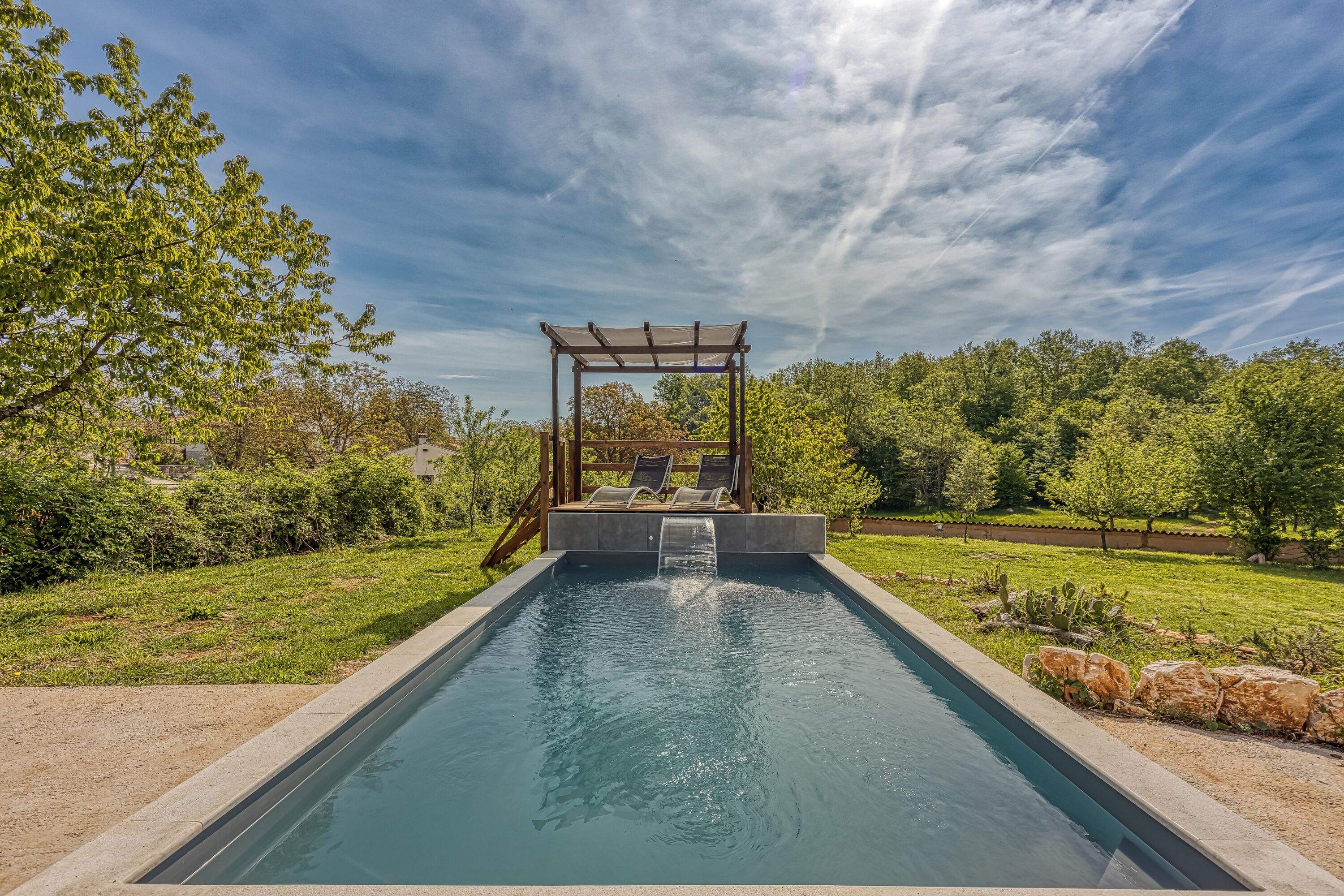 Sesongbasert utendørsbasseng