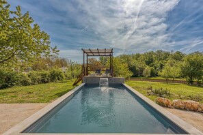 Sesongbasert utendørsbasseng