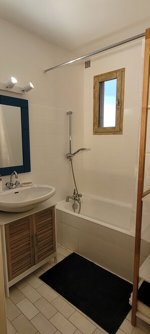 Hair dryer, towels - Sea View Apartment in Saint-Clair, 400 m from the beach! (Le Lavandou)