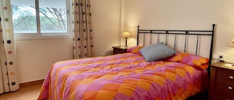 2 bedrooms, iron/ironing board, free WiFi