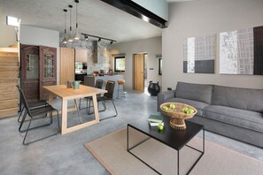 Smart TV, fireplace, table tennis