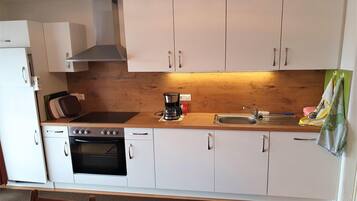 Jääkaappi, uuni, liesi, astianpesukone