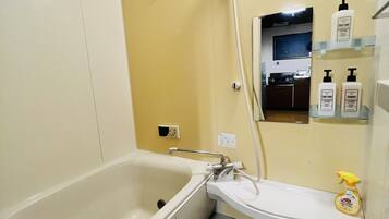 City House | Bathroom | Combined shower/tub, rainfall showerhead, free toiletries, hair dryer