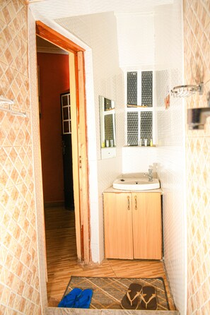 Single Room | Bathroom | Shower, rainfall showerhead, free toiletries, slippers