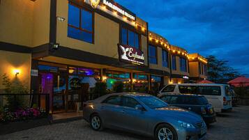 Fachada de la propiedad por la tarde o noche