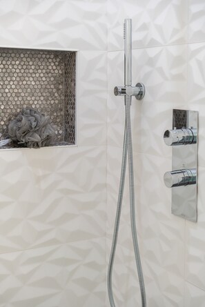Douche, serviettes fournies, savon, papier toilette