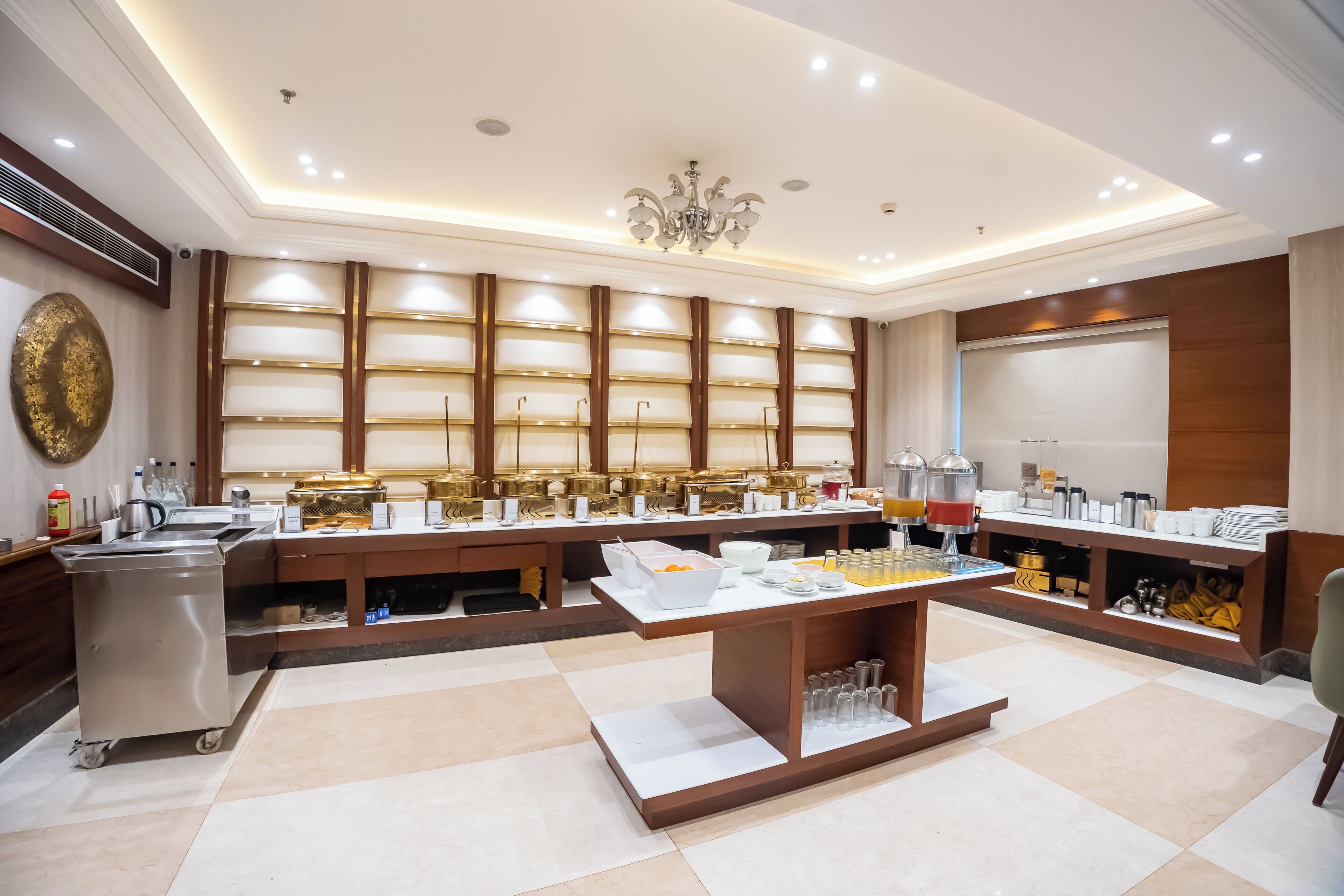 每日供应自助式早餐（每人 INR 500）