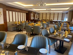 حيث تُقدم وجبات الإفطار، الغداء، العشاء، الأطباق الآسيوية