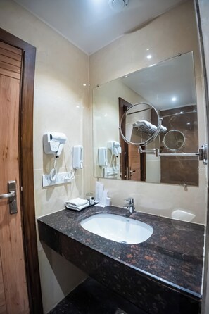 Een douche, een regendouche, designer toiletartikelen, pantoffels