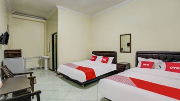 Family Room | Laptop workspace, free WiFi, bed sheets