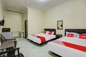 Habitación familiar | Espacio para trabajar con un portátil, wifi gratis, ropa de cama