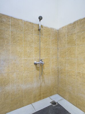 Chambre Double Standard | Salle de bain | Douche, serviettes fournies