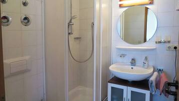 Sèche-cheveux, serviettes fournies