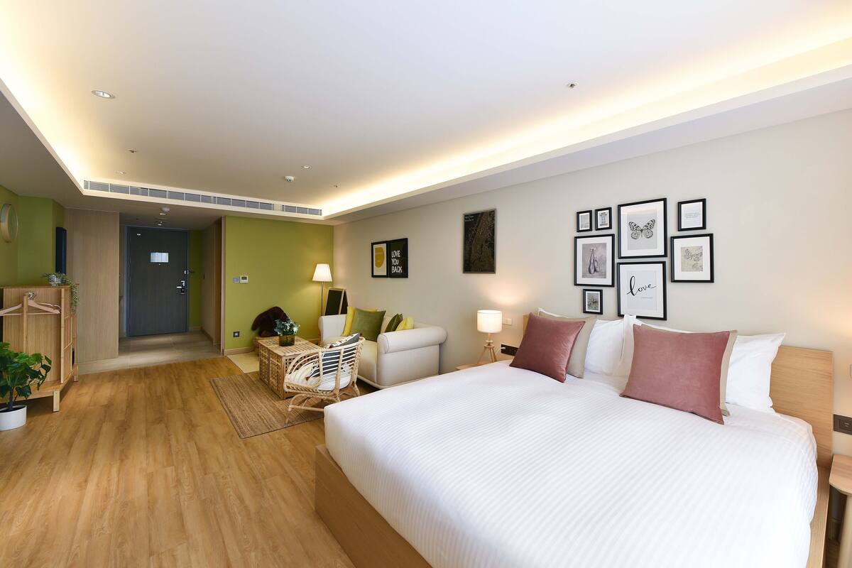Minibar, desk, blackout curtains, free WiFi