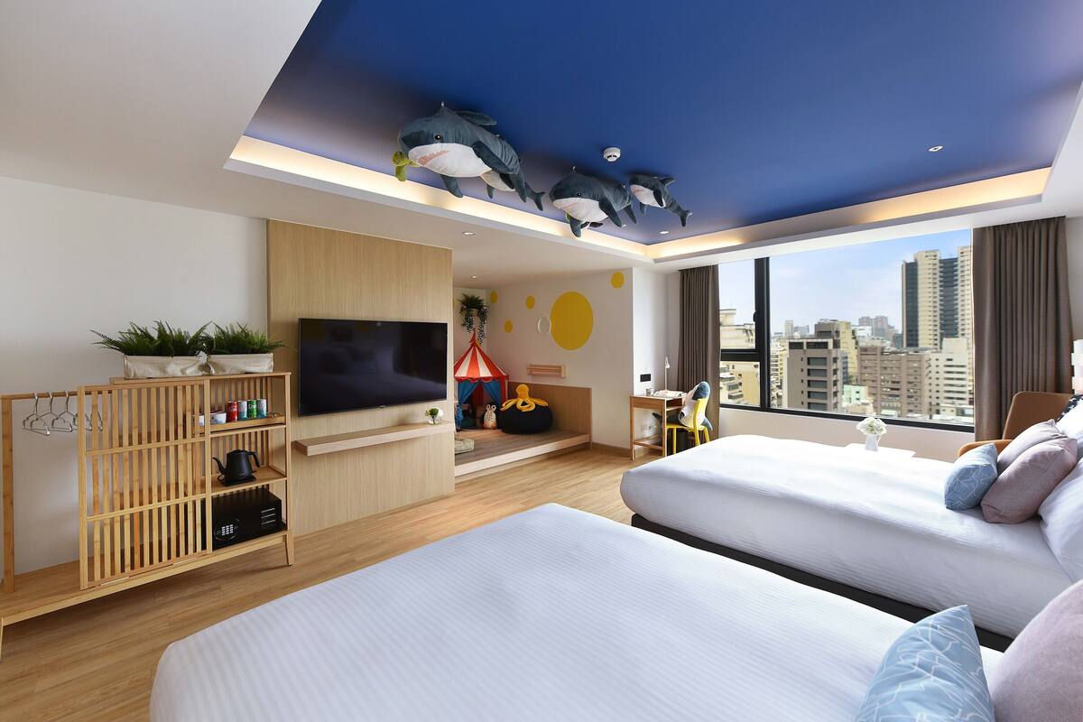 Minibar, desk, blackout curtains, free WiFi