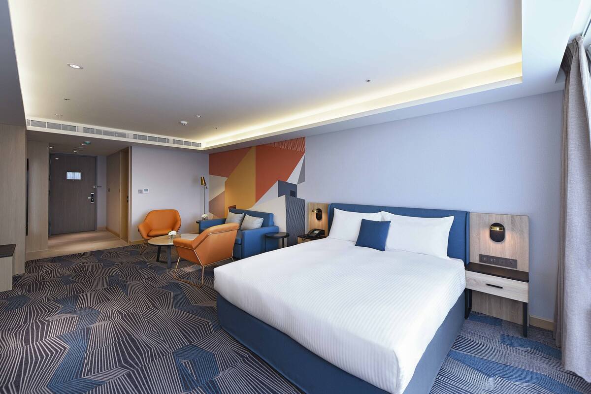 Minibar, desk, blackout curtains, free WiFi