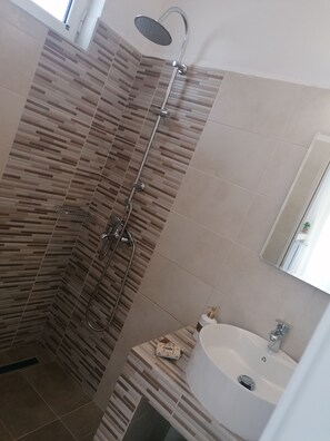Basic Double or Twin Room, 1 Queen Bed, Non Smoking, Sea View | Bathroom