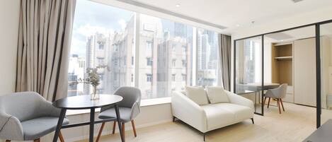 1 habitación, decoración personalizada, muebles diferentes y escritorio