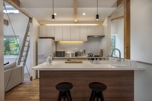 Cafetera y tetera y tetera eléctrica