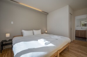 3 bedrooms, in-room safe, blackout curtains, iron/ironing board - Homerunner by H2 Life (Kutchan)