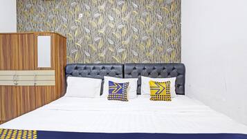 Habitación triple económica | Escritorio, wifi gratis y ropa de cama