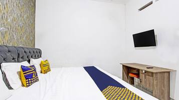 Economy Triple Room | Desk, free WiFi, bed sheets