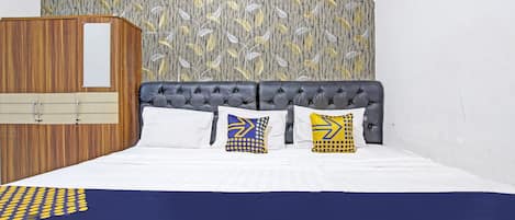 Economy Triple Room | Desk, free WiFi, bed sheets