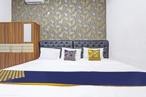 Economy Triple Room | Desk, free WiFi, bed sheets - SPOT ON 91521 Mayong Guesthouse (Mayong)