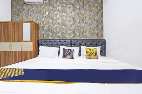 经济三人房 | 办公桌、免费 WiFi、床单