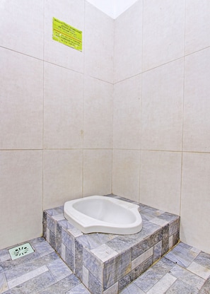 Chambre Double Économique | Salle de bain | Douche, serviettes fournies