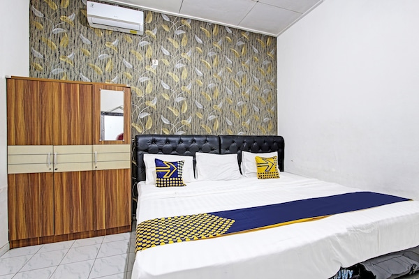 Kamar Triple Ekonomi | Meja kerja, Wi-Fi gratis, dan seprai linen