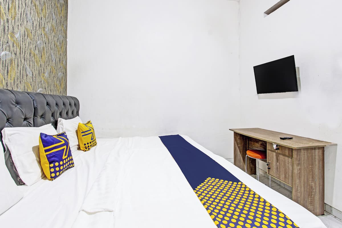 Escritorio, wifi gratis y ropa de cama