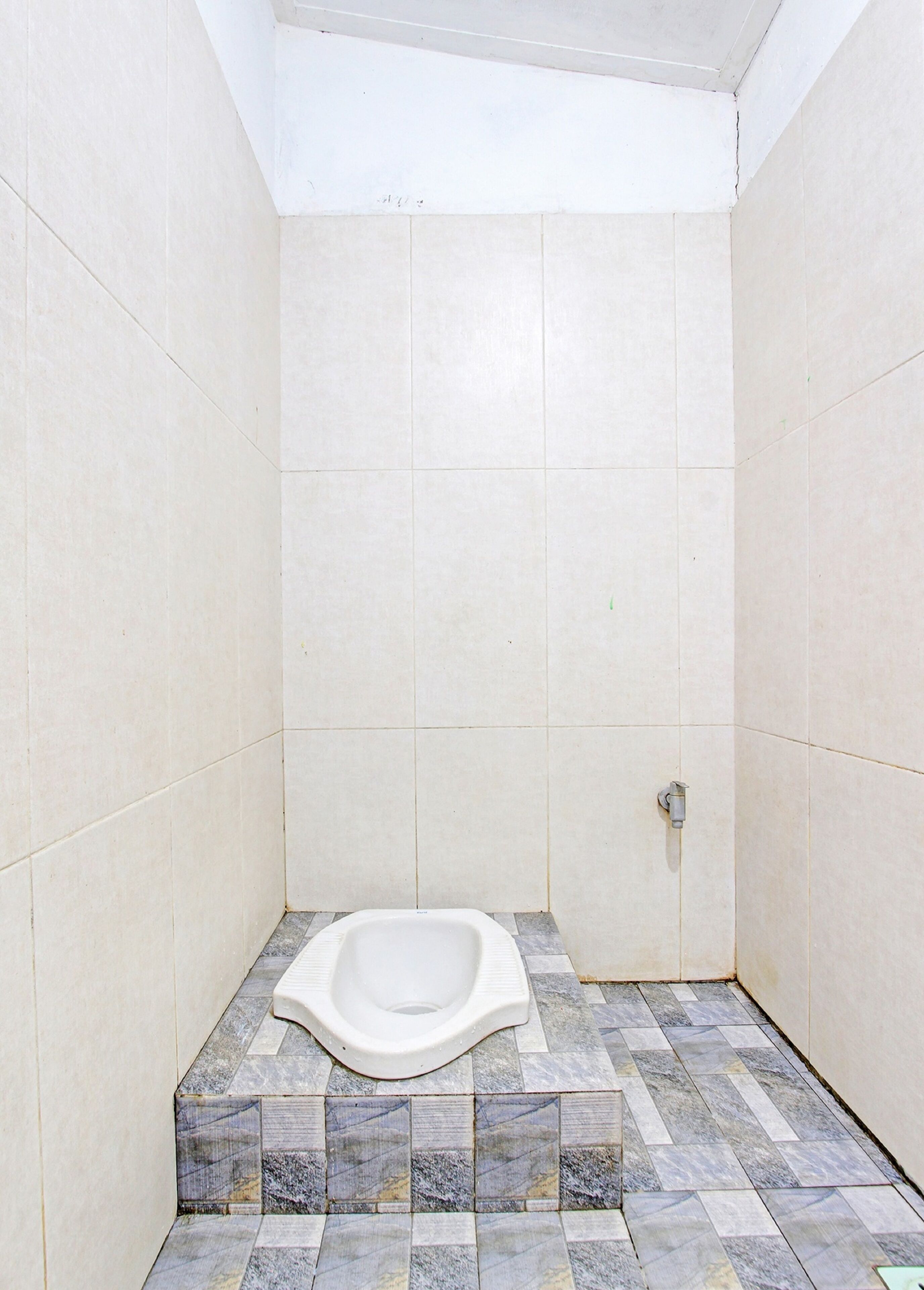 Um banheiro pequeno com azulejos, uma banheira branca e um chuveiro.