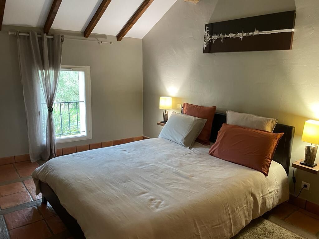 6 bedrooms, WiFi, bed sheets