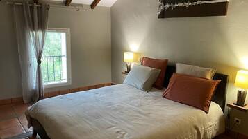 6 bedrooms, WiFi, bed sheets
