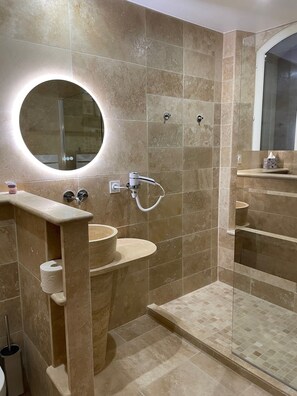 Shower, hair dryer, soap, shampoo - LA Bastide D'iris Superbe Bastide en Pierre Située à 6 km de Vaison la Romaine (Buisson)