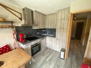 Fridge, dishwasher