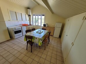 Kühlschrank, Mikrowelle, Ofen, Wasserkocher mit Kaffee-/Teezubehör