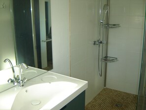 Bathroom - Modern house for 6, near beach, with WIFI and pets allowed (Notre-Dame-de-Monts)