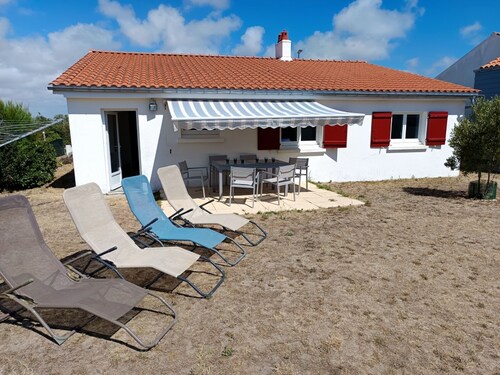 Modern house for 6, near beach, with WIFI and pets allowed
